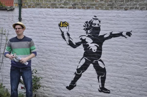 L'artiste bruxellois MONK à l'œuvre dans le jardin de Home Frit' Home en 2014. MONK_Molotov-Pis_Manneken-Frites_2014_WEBP