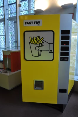 An example of the Fast Fry, the 1983 fries vending machine from French manufacturer E.P. Rémy and Cie (Dreux, Eure‑et‑Loir), can be seen at the Frietmuseum in Bruges. Fast-Fry-0058_r1_WEBP